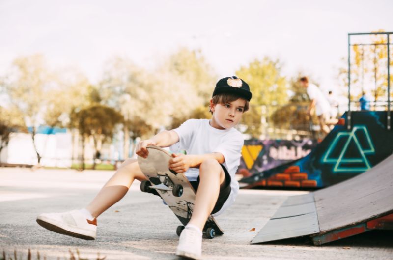 kid sit on Skateparks